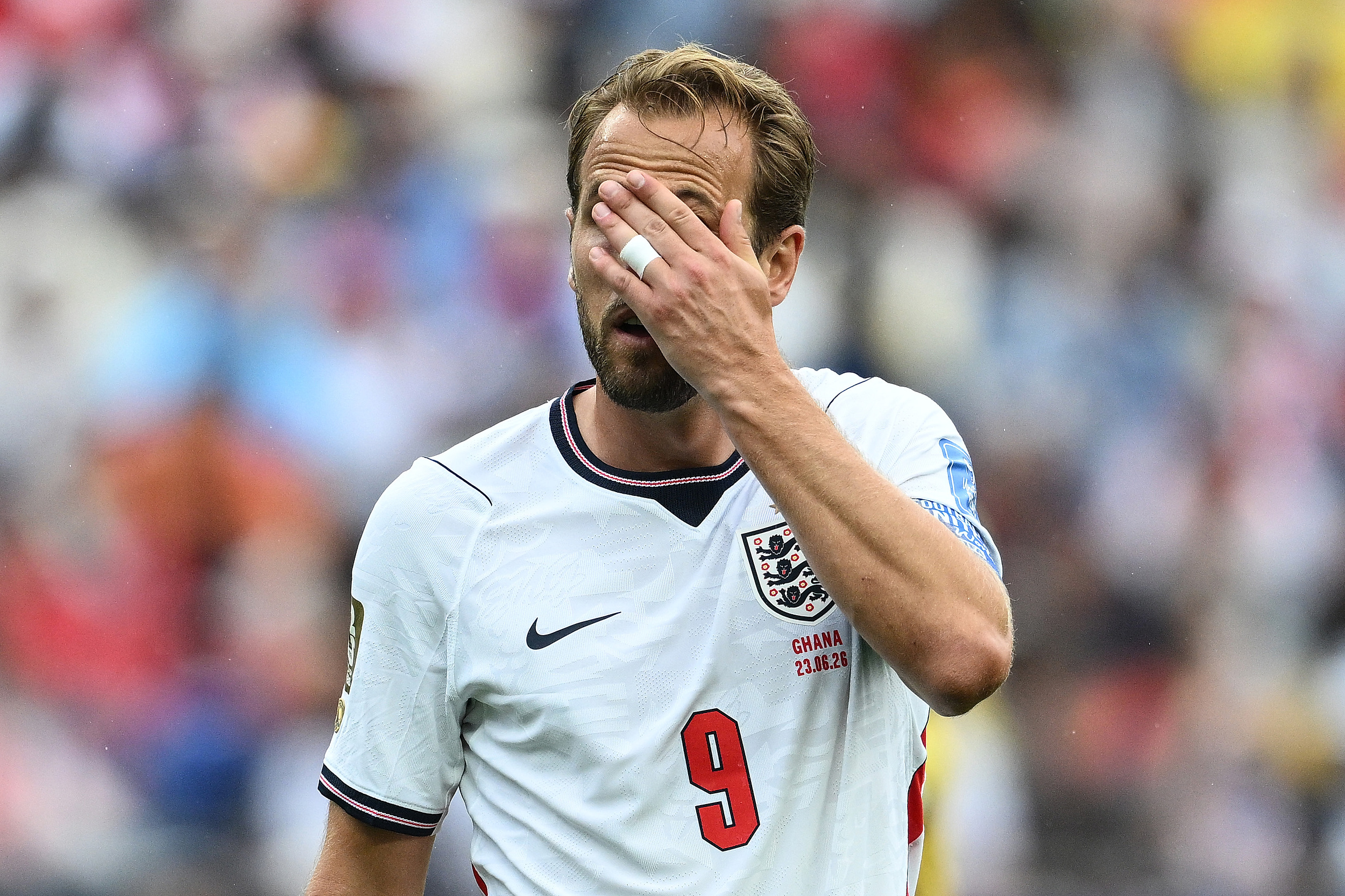 Kane misses a goal-scoring opportunity.