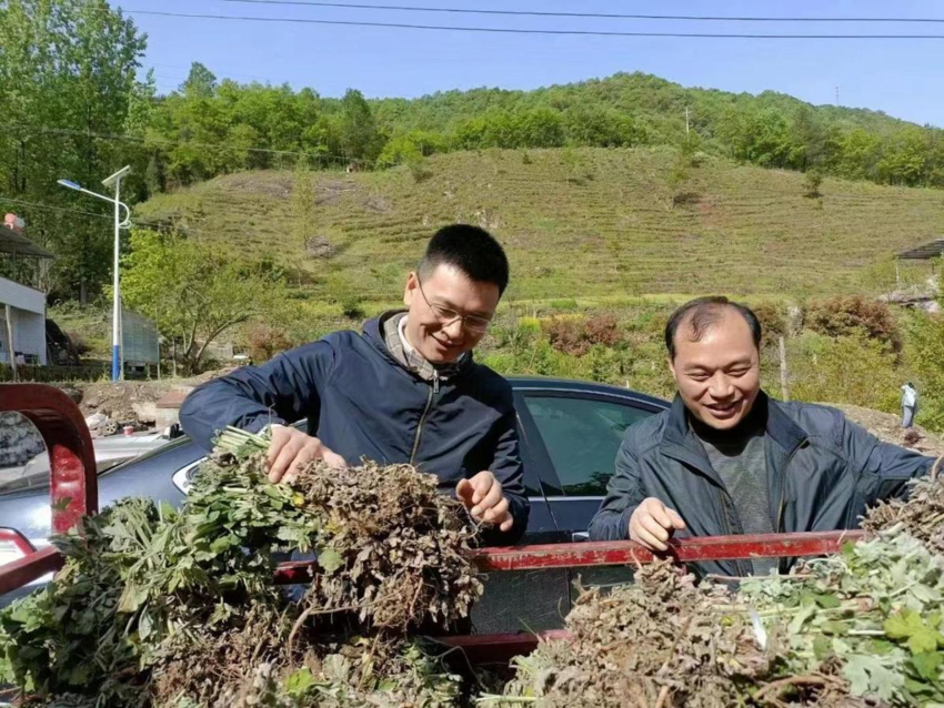 Li Tian (left), legal representative of Zhong'ai Company. Source: Hubei Daily