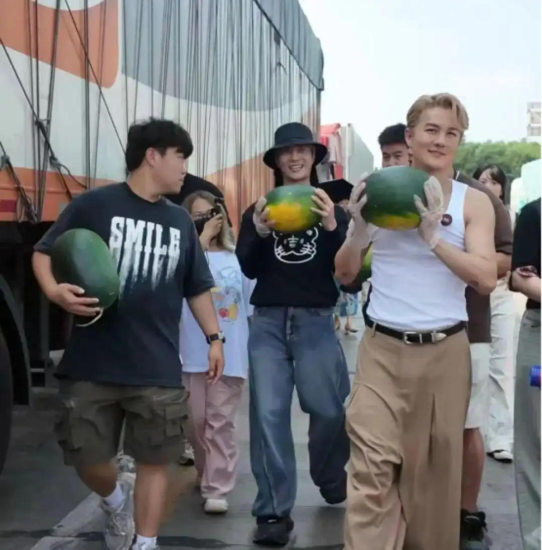 Kenji Wu and Lu Hu help farmers with a warm-hearted campaign, giving away 250 tonnes of watermelons for free.