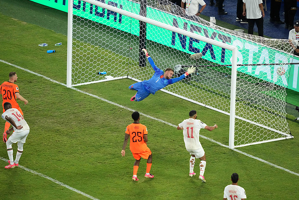 Cody Gakpo celebrates scoring