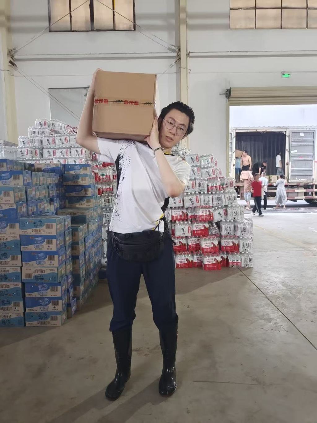 Wu Yulun carrying heavy cargo on his shoulder