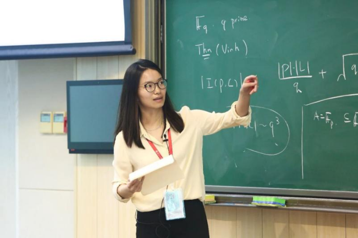 Wang Hong giving a talk at the PKU Mathematics Alumni Forum in 2023