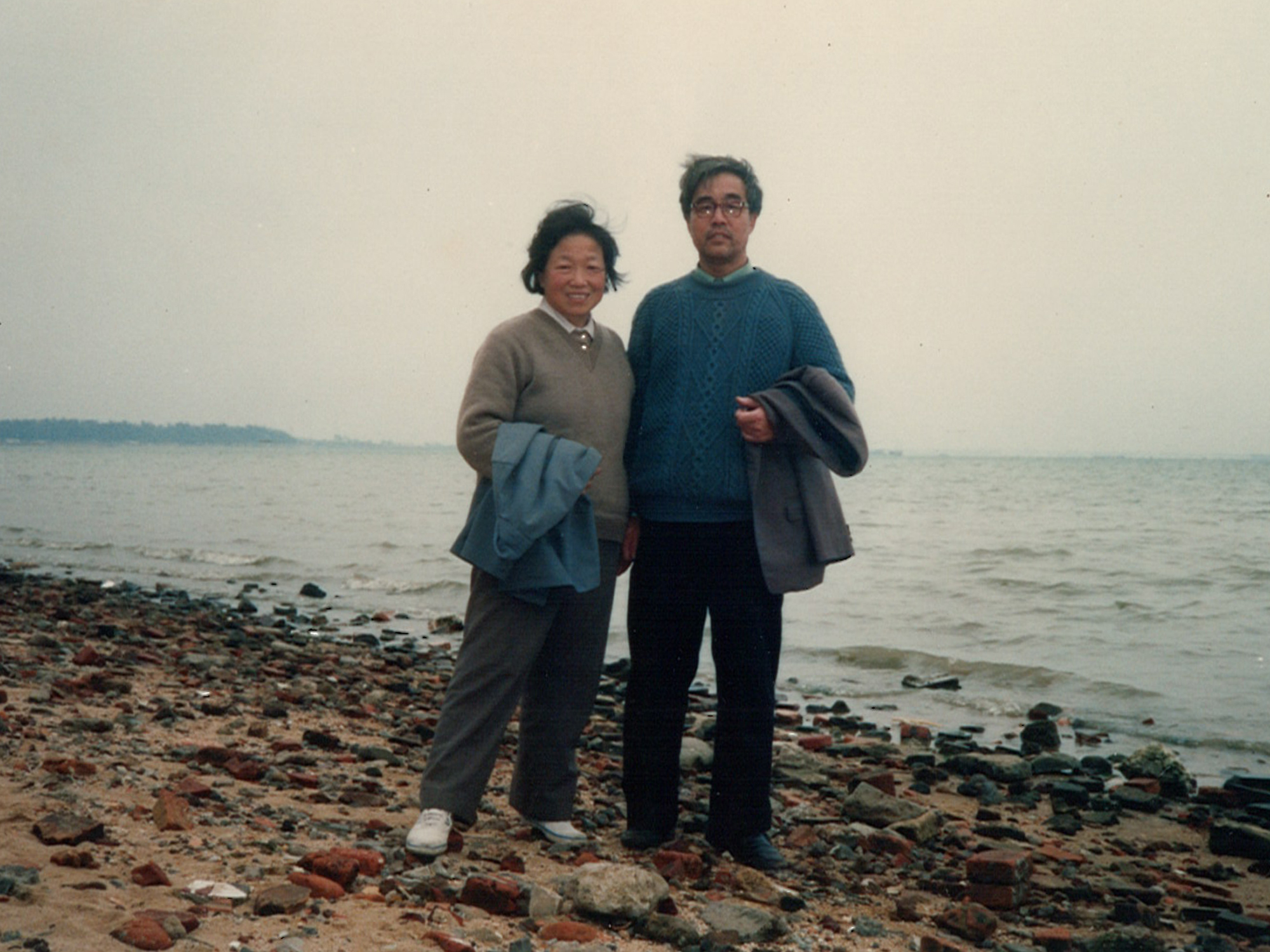 Du Yingrong and Lu Suying on a trip together.