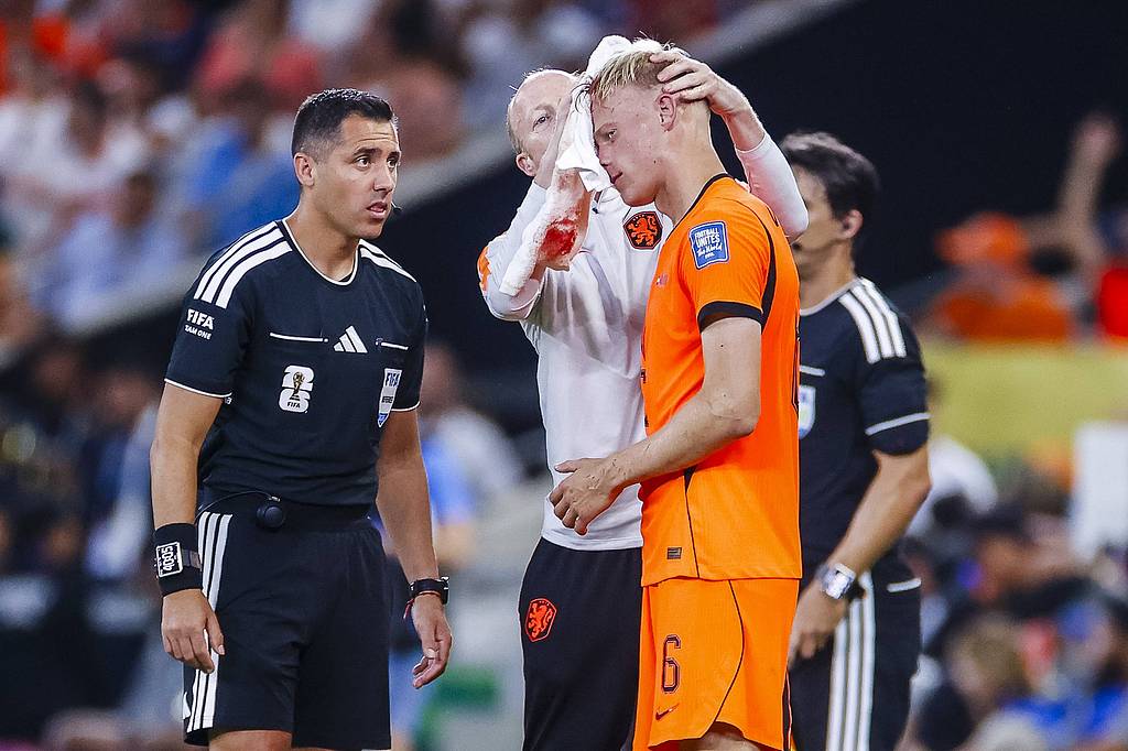 Netherlands defender Van Hecke bleeding from head