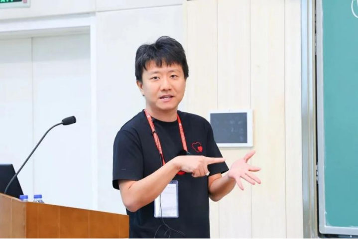 Deng Yu giving a talk at Peking University