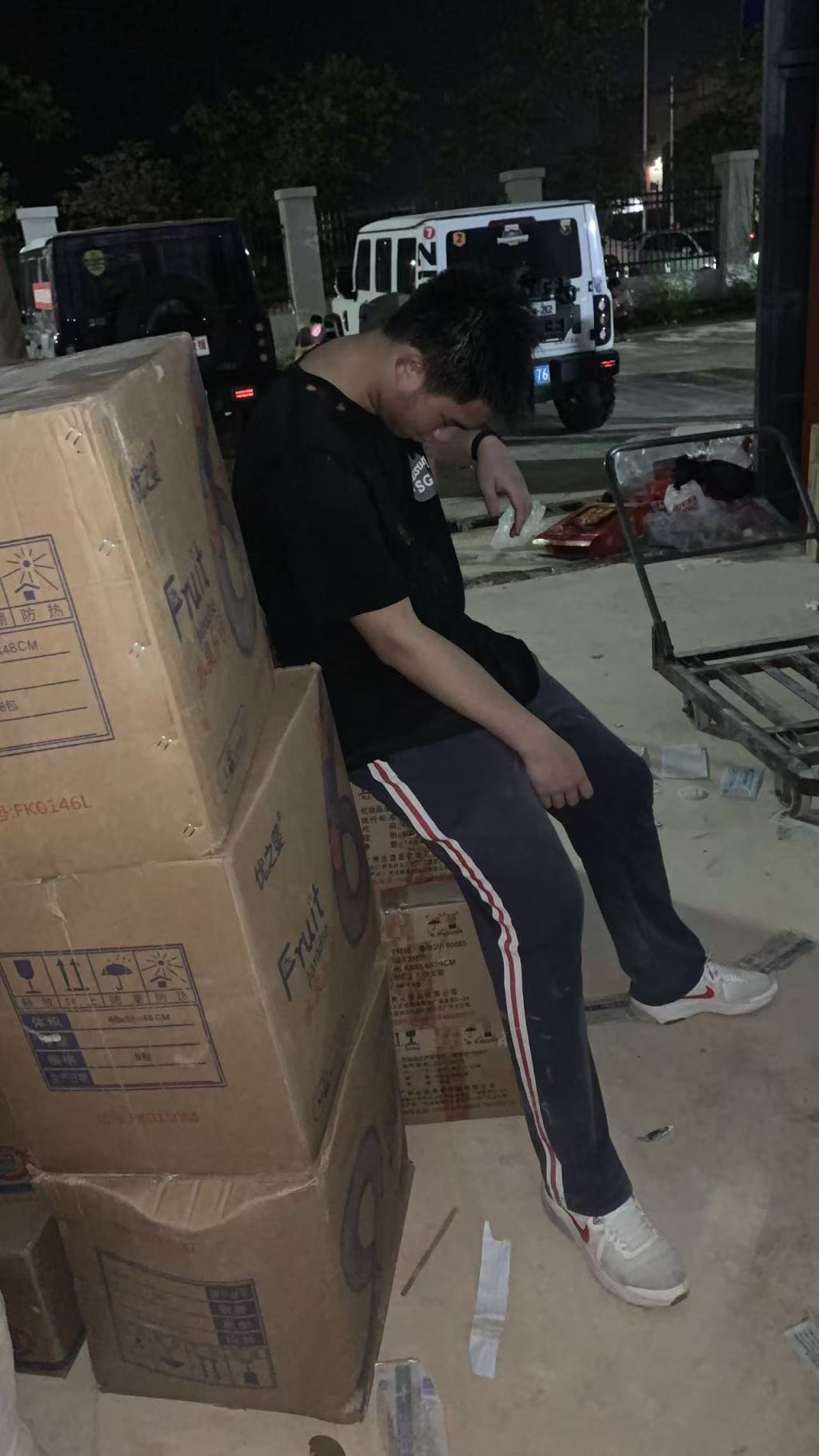 Exhausted, Xin Ziyu fell asleep standing up