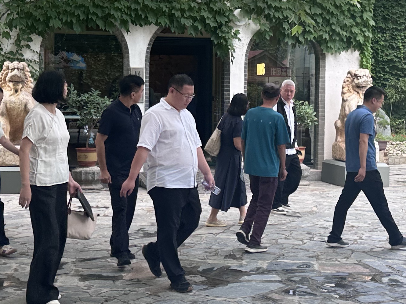On July 4, 2026, Guanfu Museum founder Ma Weidu (gray-haired person in the photo) appeared at the venue. Photos by The Paper reporter Zhang Chengjie unless otherwise noted.