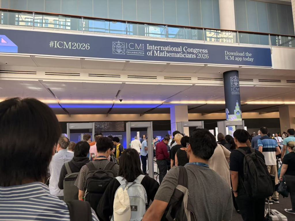 Crowds lining up for security checks at the Pennsylvania Convention Center