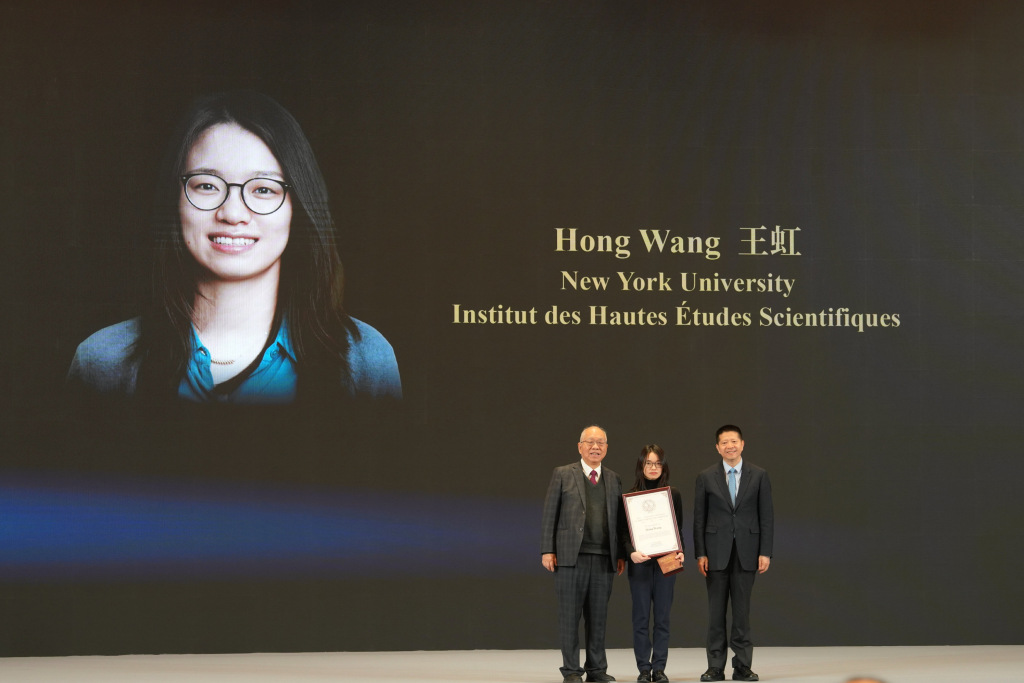 January 2026, Shanghai: Shing-Tung Yau presents the World Chinese Mathematicians' Consortium Gold Medal in Mathematics to Wang Hong. All images in this article are provided by the Yau Mathematical Sciences Center, Tsinghua University.