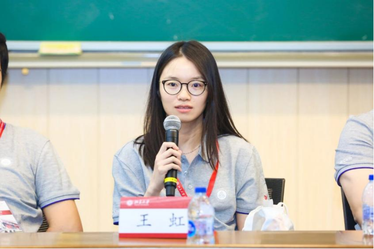 Wang Hong at a faculty-student exchange session